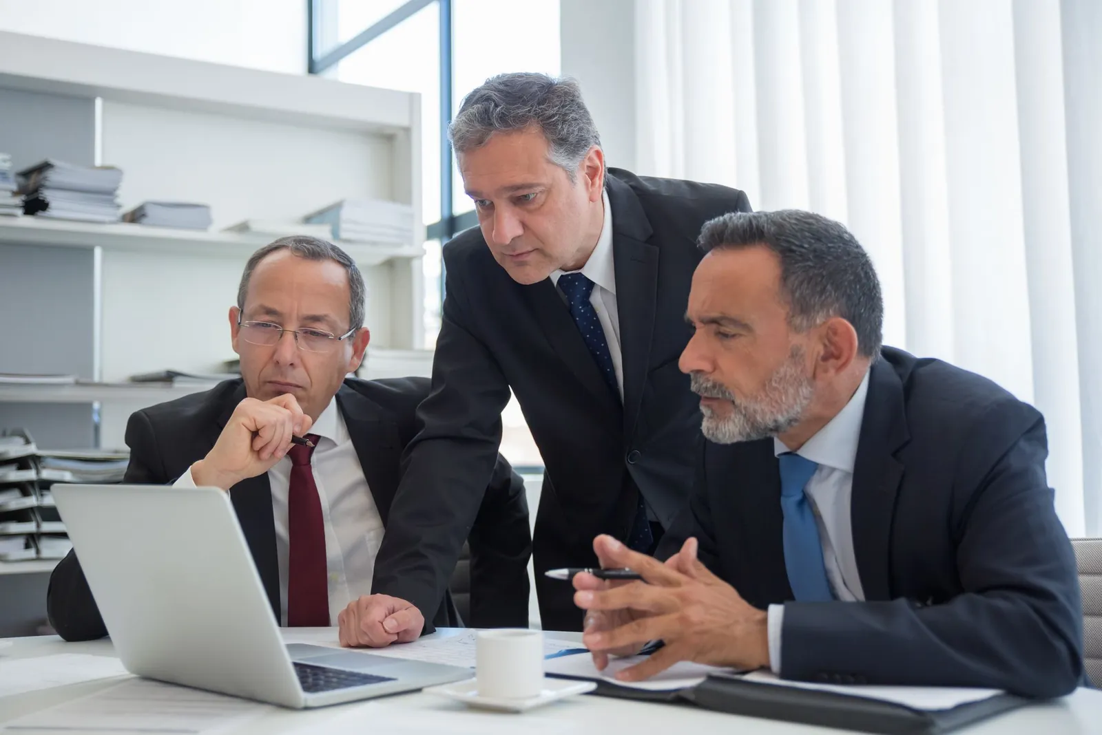 Consultores financieros revisando resultados con directivos de una empresa en Lima