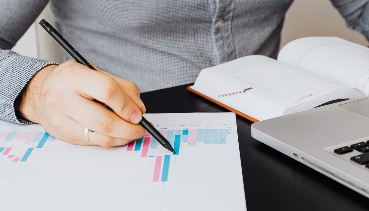 Analyst forecasting the cash flow of an investment project